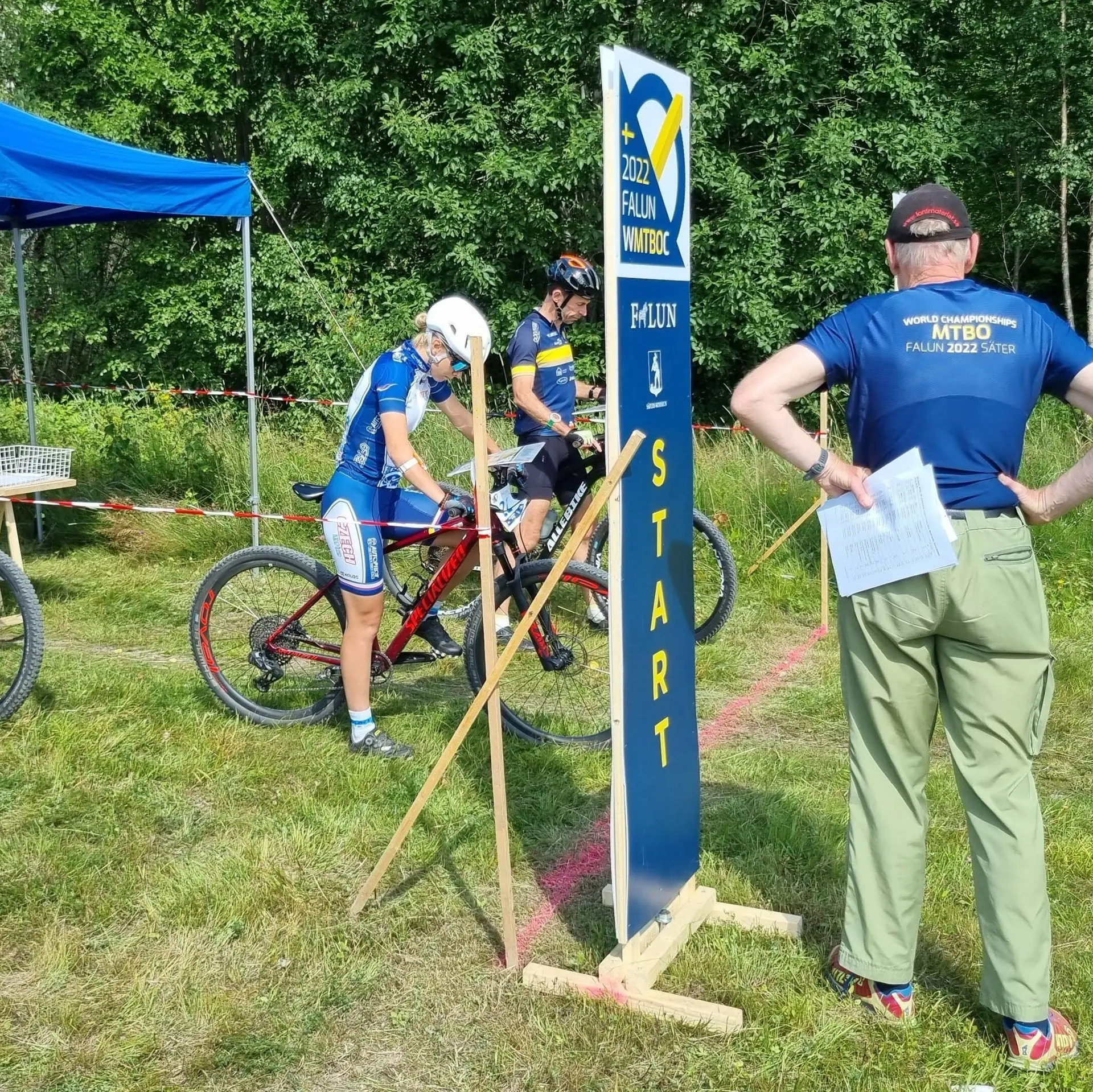 Full focus on reading the map before start